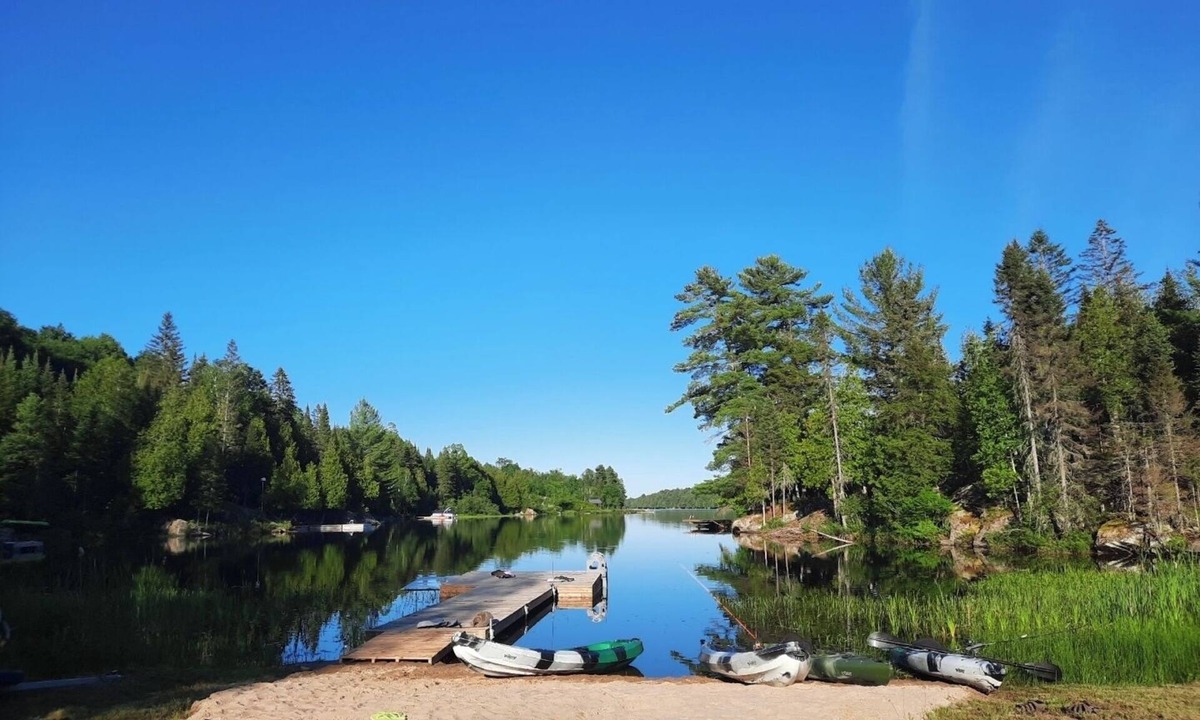 Arnstein Cottage | Private Winter Lakefront Cottage - Relax & Unwind