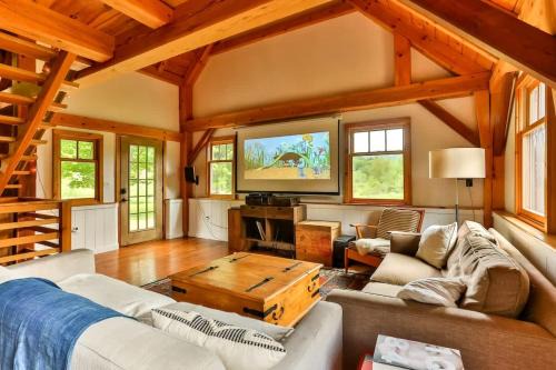 Town of Conesville House | Private Woodland Retreat with Cedar Hot Tub & Mt View