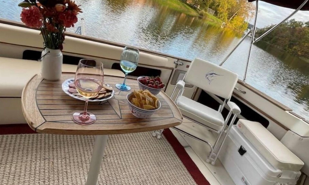 Catskill Boat Rental | Private Yacht on Catskill Creek