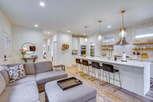 North Rose Hill House | Private Yard and Fire Pit! Modern Kirkland Abode