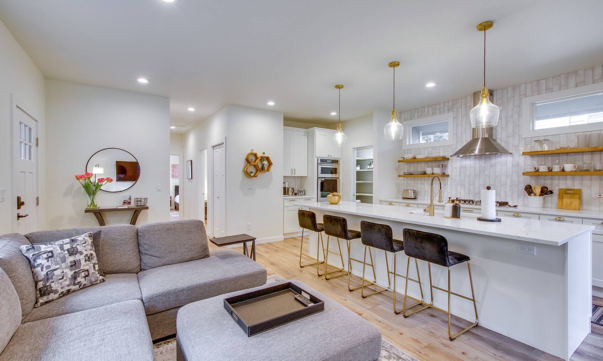 North Rose Hill House | Private Yard & Fire Pit! Modern Kirkland Abode