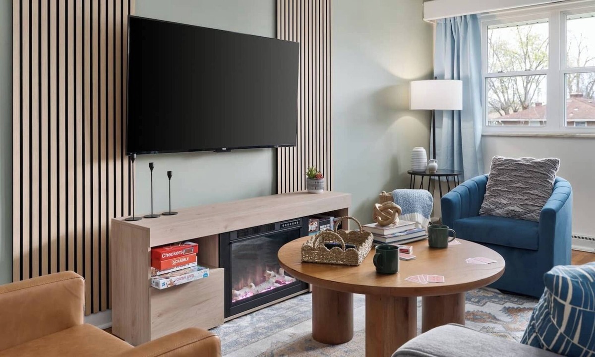 Sharon Heights House | Pro Designed | King Bed | Fireplace | Dogs OK