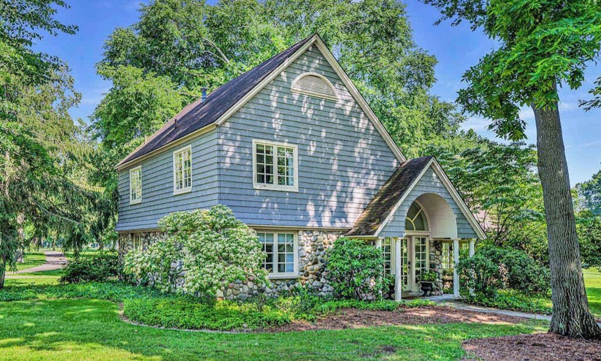 Benton Harbor House | Professionally designed home on golf course w/golf course view, gas grill, patio