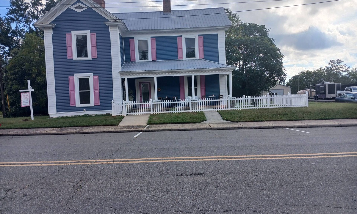 Pilot Mountain House | PROMO, 10% WEEKLY DISCOUNT, Pink Lady On Main, Pet Friendly, Downtown Pilot Mtn