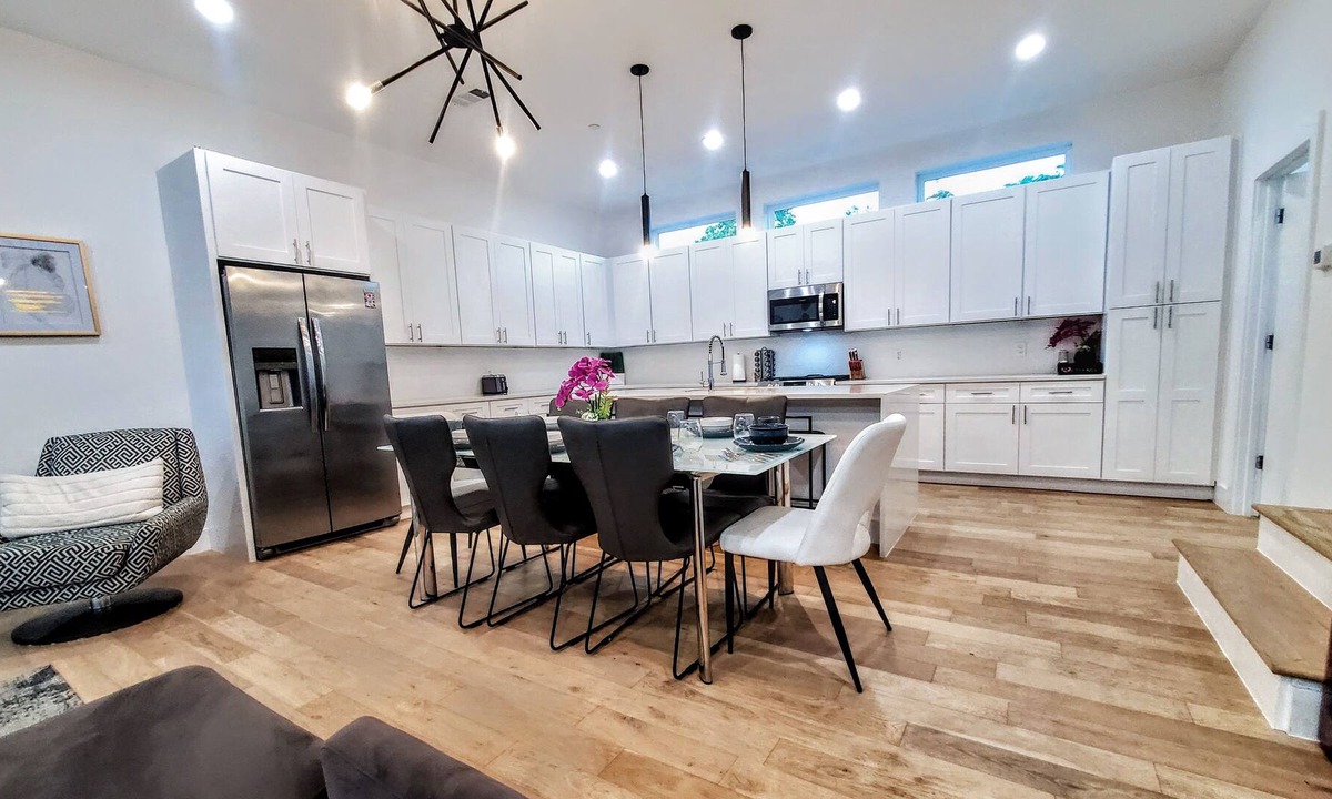 Old East Dallas House | PROMO 5% WEEKLY AND 10% MONTHLY ONYX Boho Townhome in the hottest spot in Dallas