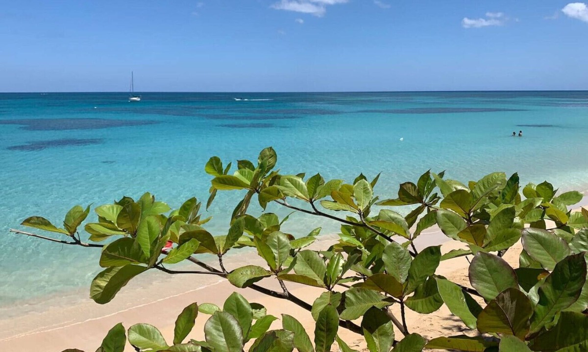 La Iglesia Condo | PROMO Beachfront sunsets with Starlink WIFI