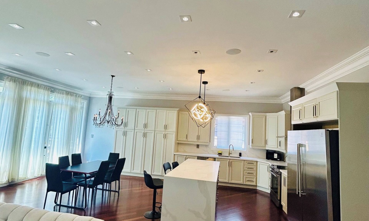 Vaughan House | Promo price 5bdrm luxury comfy home 8beds sleeps 15+guests wifi Netflix parkin