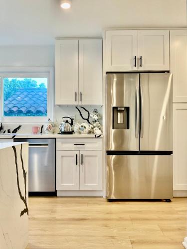 Beverly Grove Bed & Breakfast | Proper Stays at Melrose Place - West Hollywood Premium M-suite