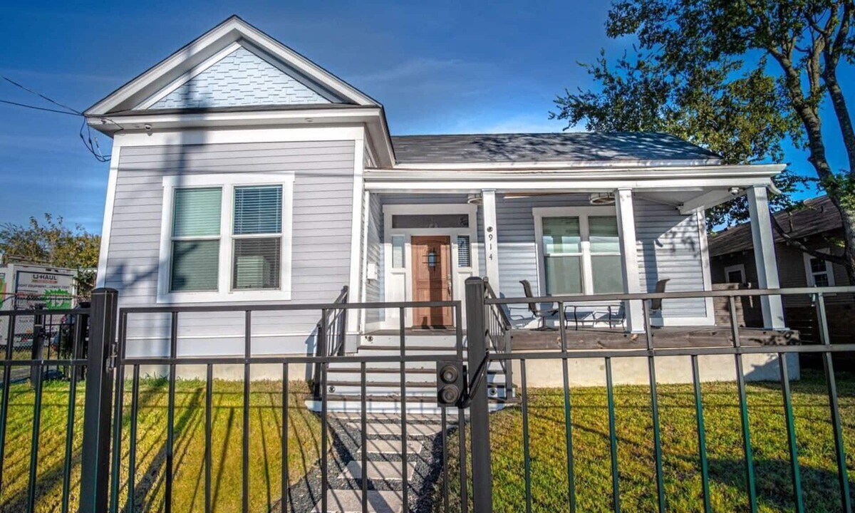 Near East Side House | Prosperity Place Remodeled 3BR/2BA near Downtown