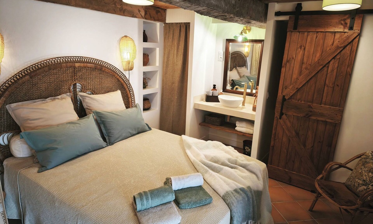 Le Luc House | Provencal cabana, shared pool and jacuzzi