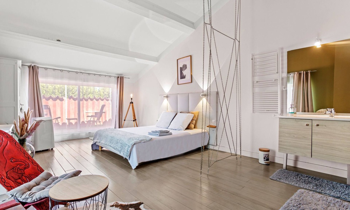 Le Val Bed & Breakfast | Provençal Escape at Mas J des Sens: Charm and Comfort in the Heart of Provence