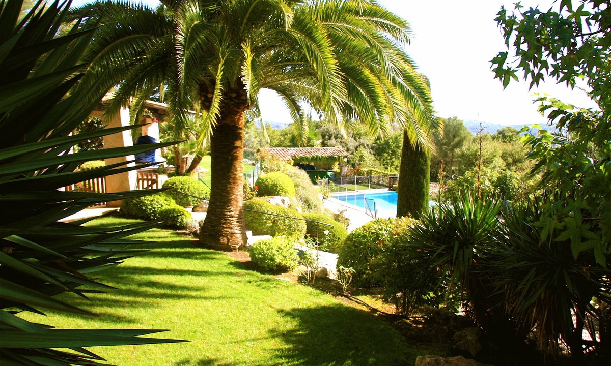 Tourrettes-sur-Loup House | Provencal family home overlooking a superb garden, heated swimming pool