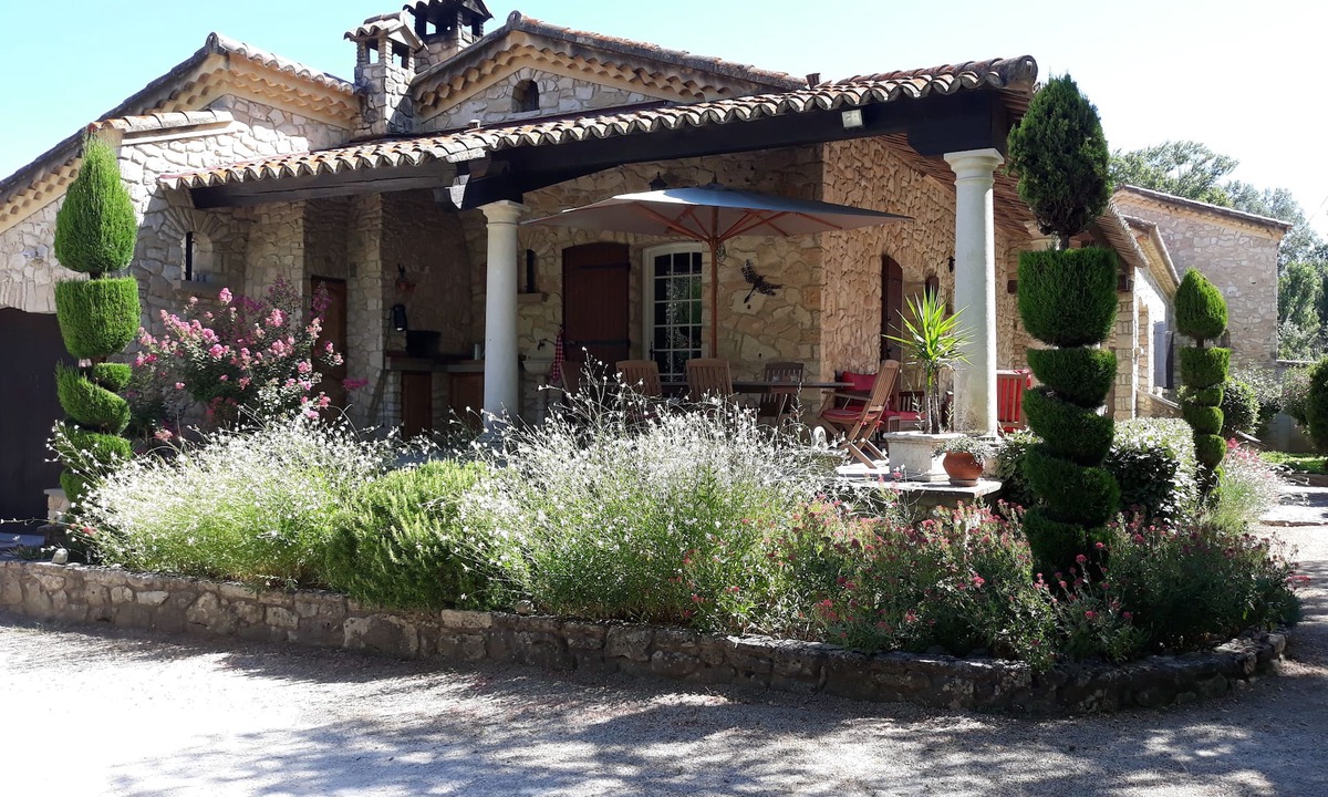 Caderousse House | PROVENCAL FAMILY HOME IN STONE WITH SWIMMING POOL
