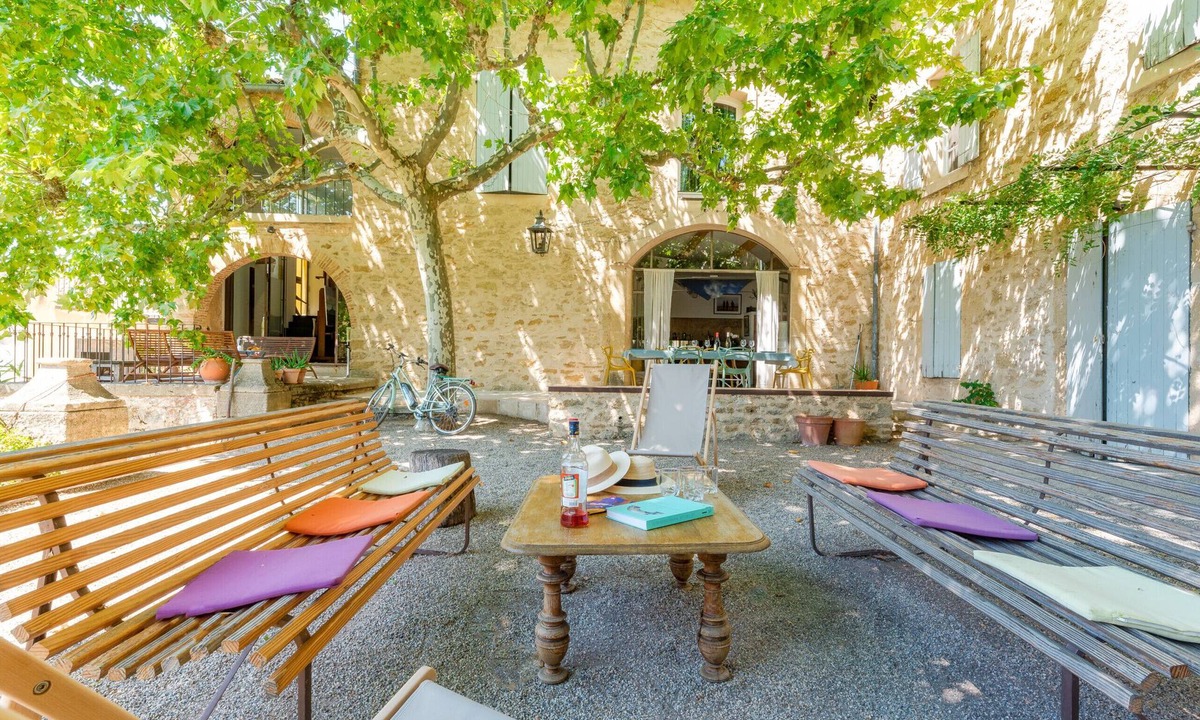 Serignan-du-Comtat Ski Chalet | Provencal house with courtyard and pond - Provence
