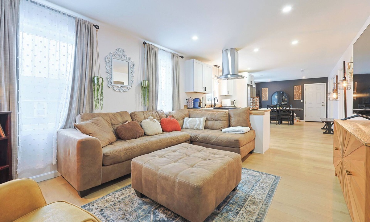 Providence Apartment | Providence Getaway 3 Bed 2 Bath w/Parking