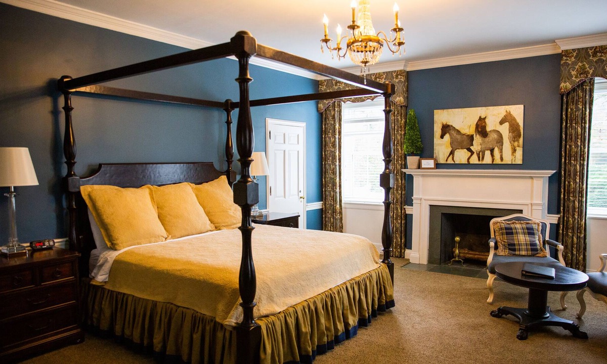 Clemmons Bed & Breakfast | Providence Manor House Bed & Breakfast