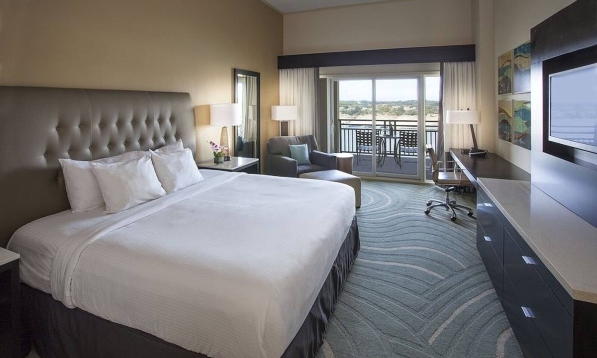 Lakeway Hotel | Proximity at its Best! Outdoor Pool, Onsite Parking, Pets Allowed!