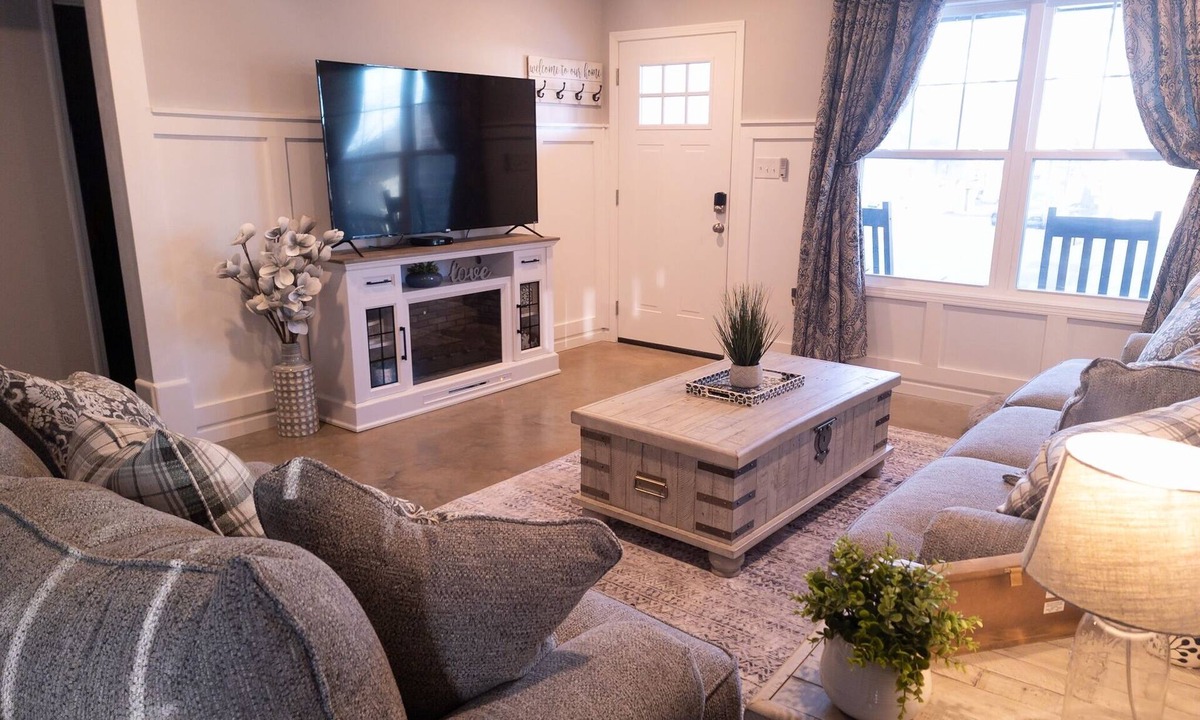 Paragould House | Pruett Place, In the middle of downtown w/parking.