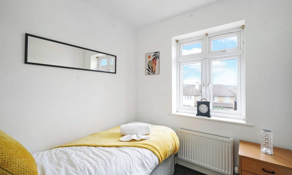 Elstree House | Prv-Parking | Jacuzzi Bath | Families/Groups |