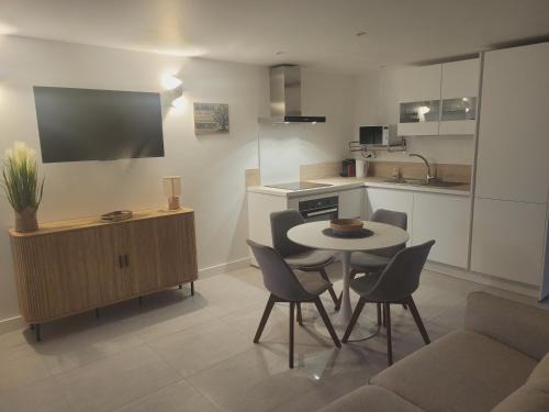 Herouvillette Apartment | Pti logement chaleureux