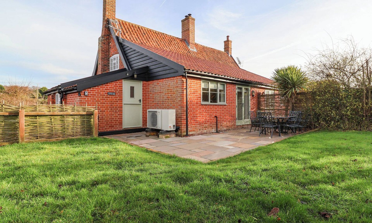 Westleton Cottage | PUDDING COTTAGE, WESTLETON, pet friendly, with open fire in Westleton