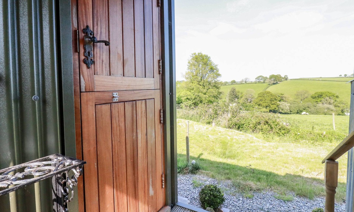 Brazzacott Cottage | PUDDLE DUCK SHEPHERDS HUT, pet friendly in Crackington Haven