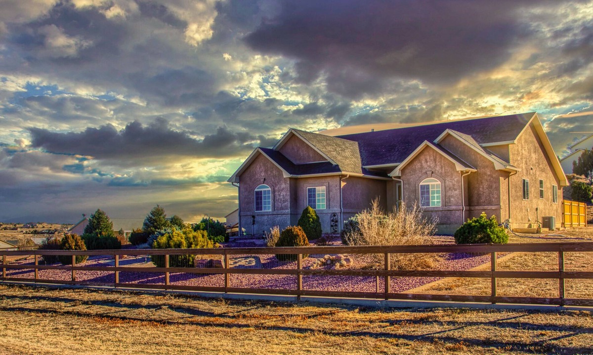 Pueblo West House | Pueblo 'Five Star Pikes Peak View' Home w/Hot Tub