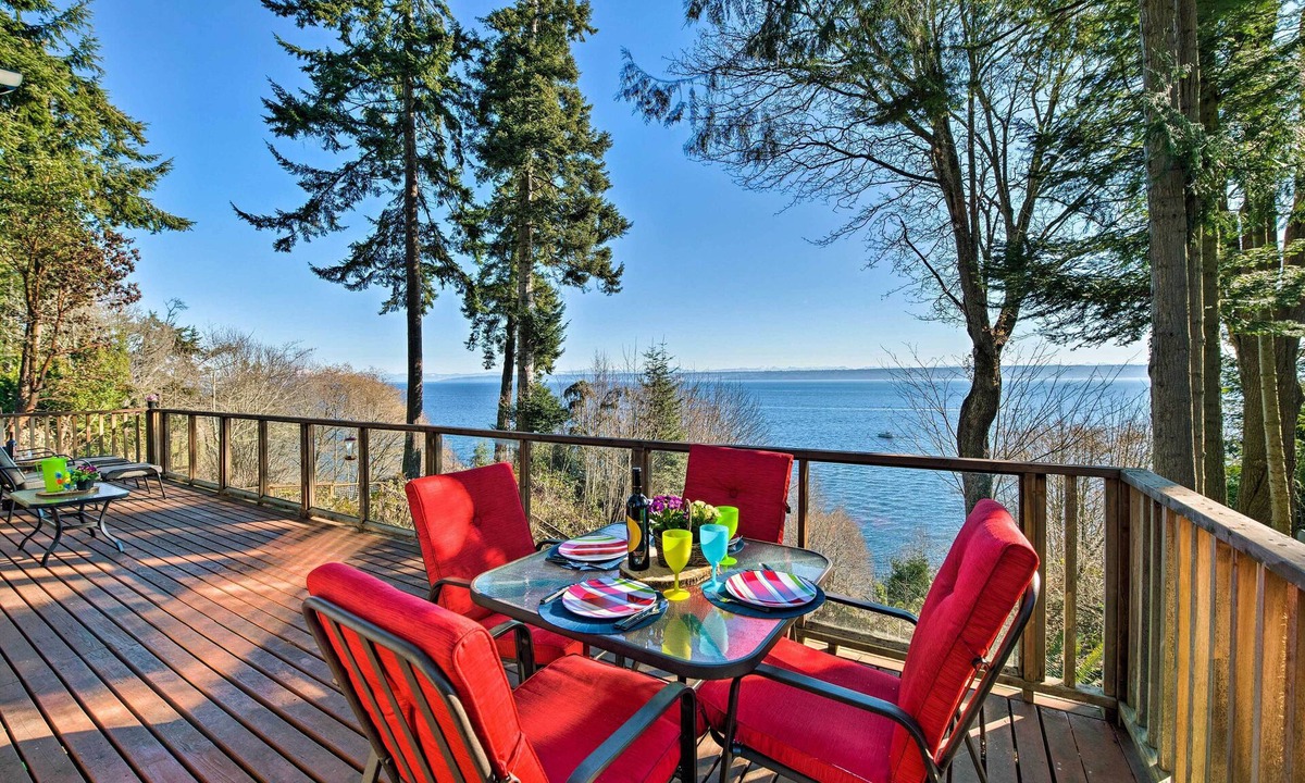 Kingston House | Puget Sound Escape: Private Beach & Oversized Deck