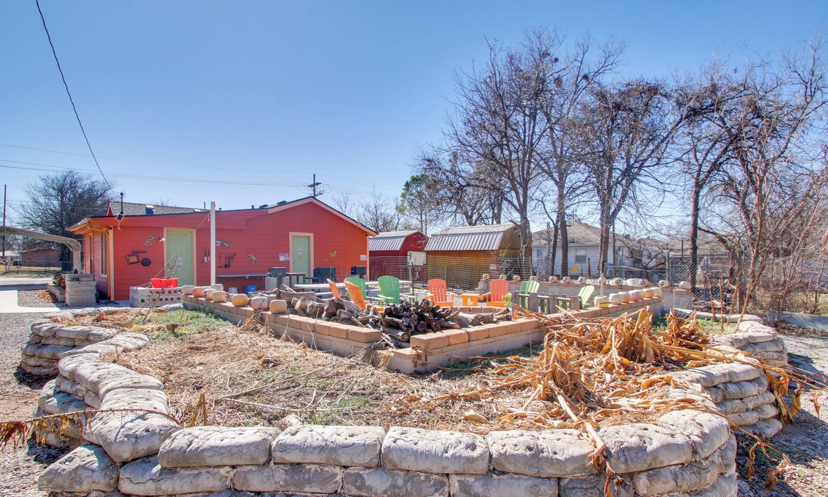 Lawton Cottage | ‘Pumpkin Cottage’ w/Fire Pit & Grills in Lawton