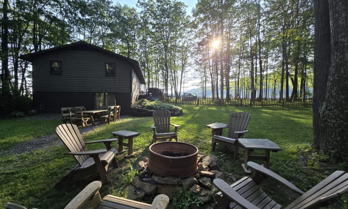 Friendsville House | Pup Paradise by Wisp & Deep Creek Lake- Firepit, Pool, Gym, King Bed, Dogs-ok