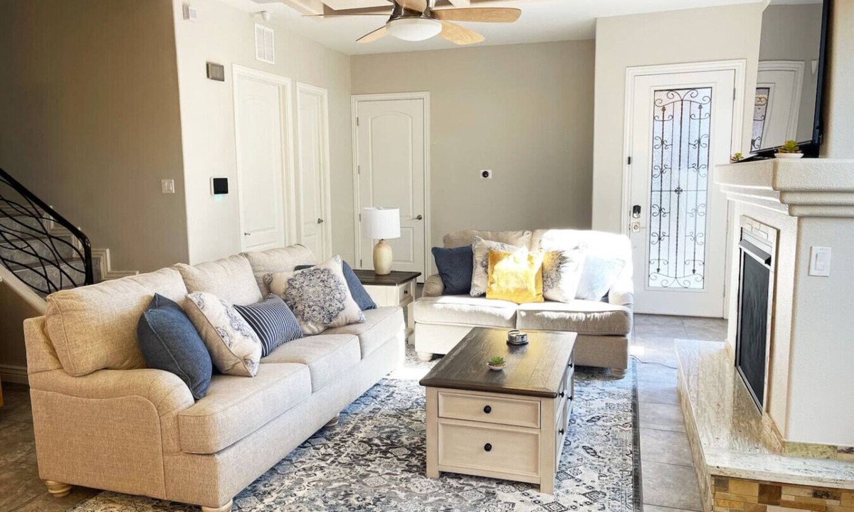 El Paso House | Putt-putt backyard!|2 1/2 bath|Sunland| Slps 8| Fun