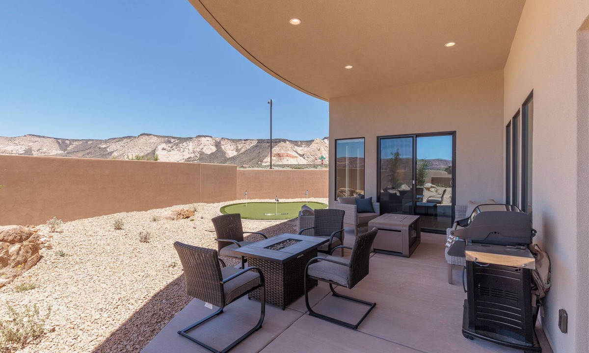 St. George House | Putting Green & Private Hot Tub - Pet Friendly 3BR