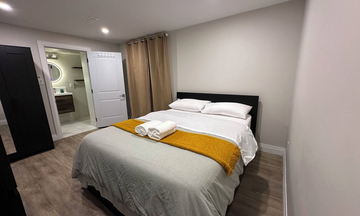 Rosemount House | Pvt bedroom & En-suite bathroom