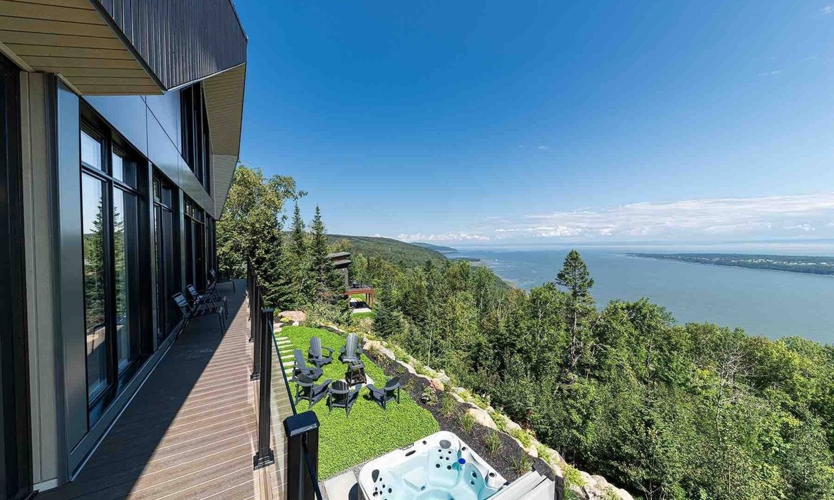Les Eboulements Ski Chalet | Quai Perché: River Views, Hot Tub & Terrace Life