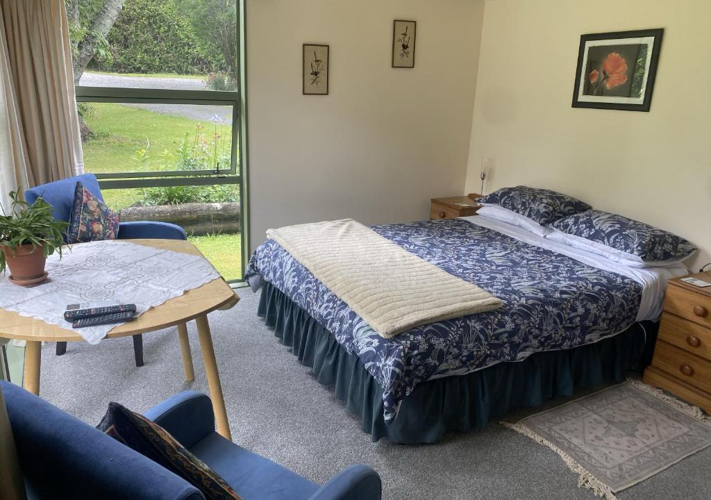 Aongatete Bed & Breakfast | Quail Haven Queen Room