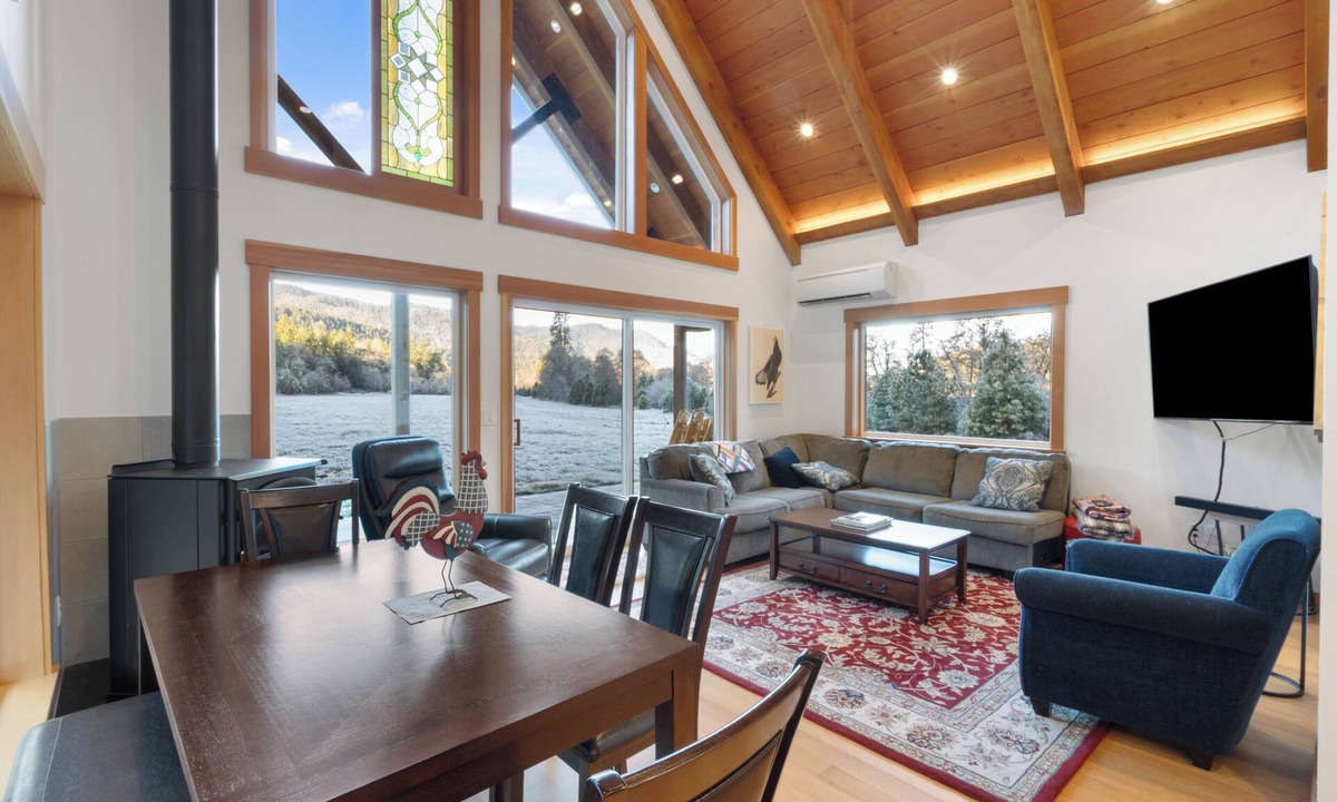 Jacksonville House | Quail Run Mountain View Cottage! Modern Applegate Retreat | River + BLM Access