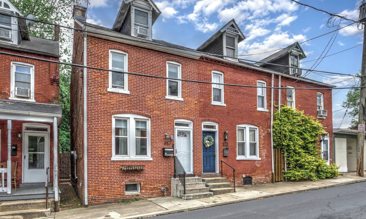 Lancaster House | Quaint 2 BDRM With Fenced in Backyard