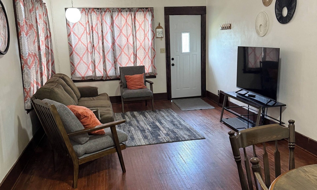 Fairmont House | Quaint 2 Bedroom Cottage
