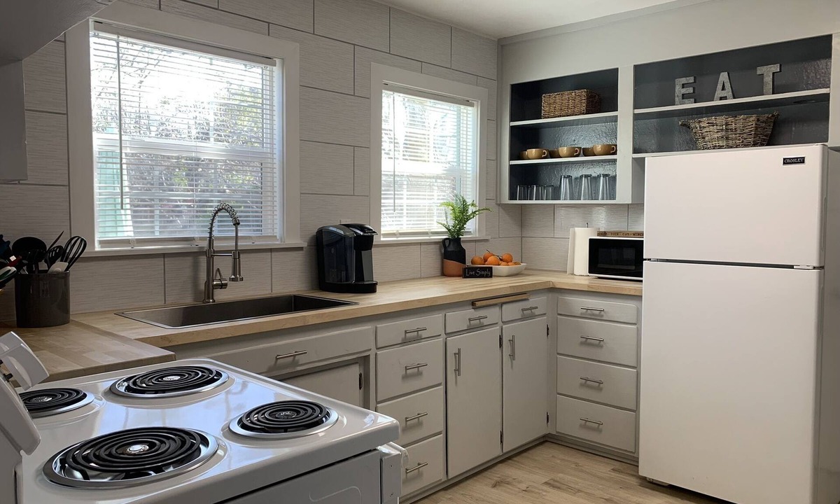 Cloverdale Apartment | Quaint 2 Bedroom Flat Downtown