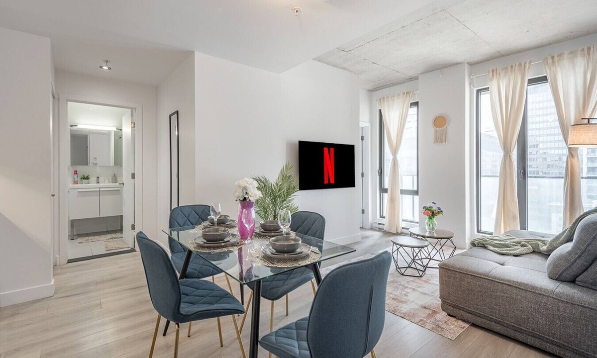 Cite Multimedia Apartment | QUaint 2 BR- Parking -Square Vic