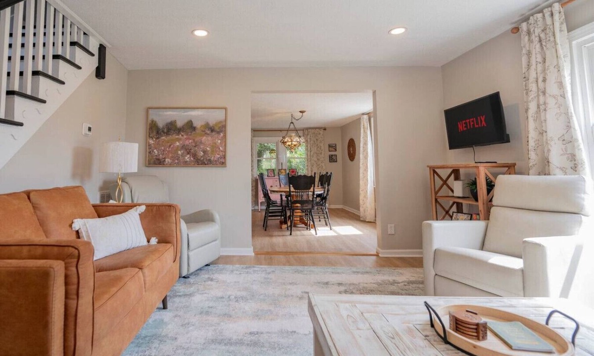 Madison Heights Apartment | *Quaint 3BD Home 2 King Beds 3TVs Free Wifi*