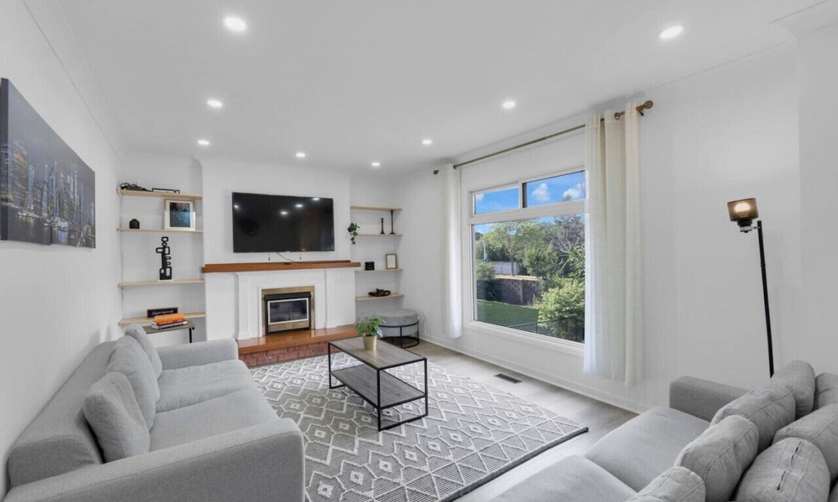 Erin Mills Apartment | Quaint 3BR - 5 min to UTM/Erindale Park + Parking