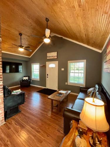 Fairfield House | Quaint 3BR Home on 3 acres 1hr to OBX