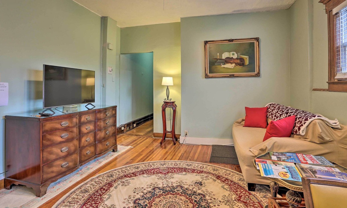 Tallman Apartment | Quaint Apartment - Walk to Town & Train!