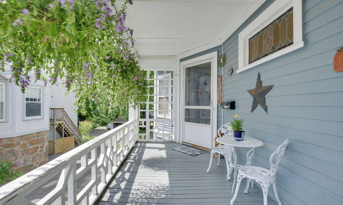 Beverly House | Quaint Beverly Townhome: Walk to Beach & Downtown!