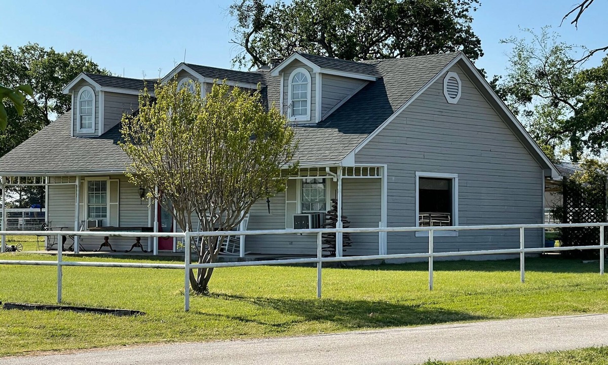 Aubrey House | Quaint Coach House on 50 acre horse ranch