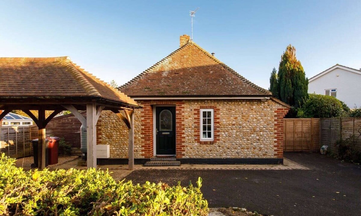 West Wittering House | Quaint Coastal Cottage - 5 mins from Beach