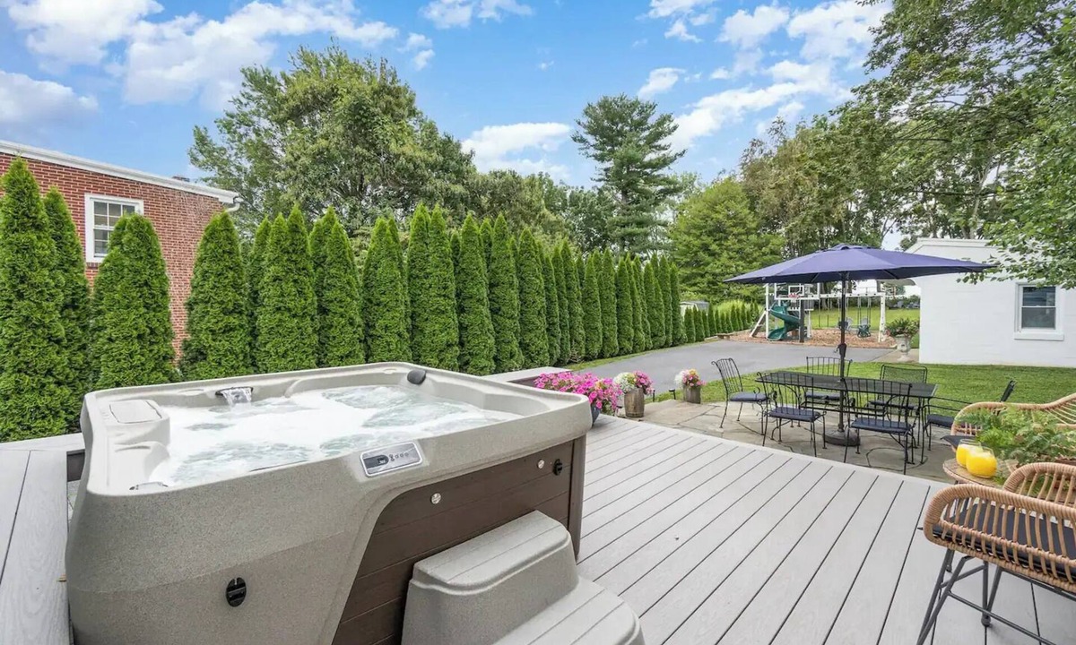 Bausman House | Quaint & Convenient Lancaster Farmette w/Hot Tubnn