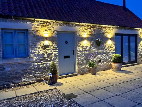 Stamford Apartment | Quaint converted stables in Carlby