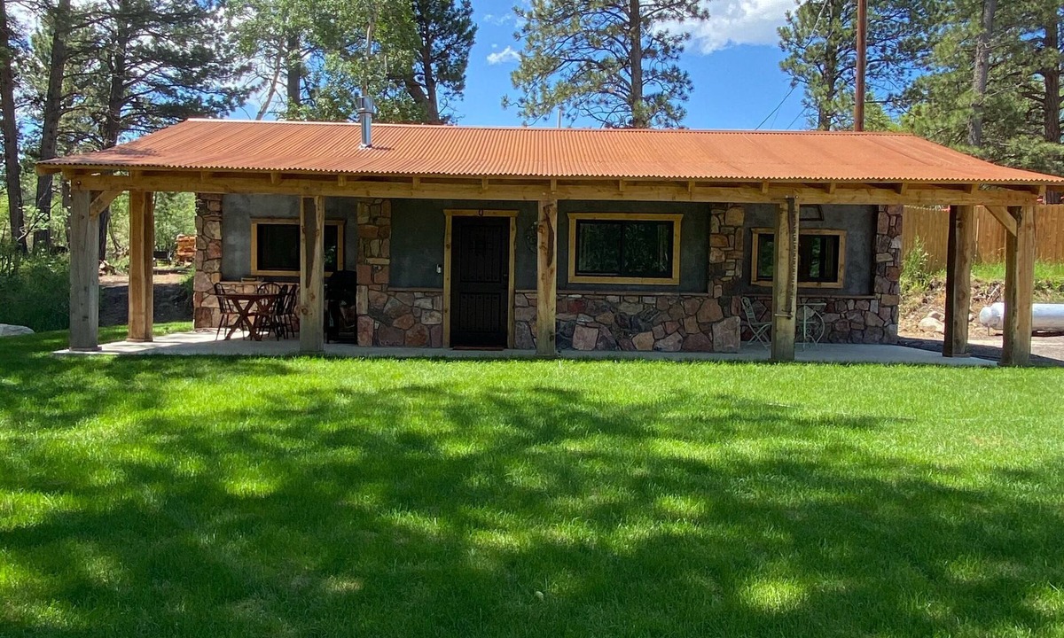 Saddlestring House | Quaint Corner Stone Guest Cottage -